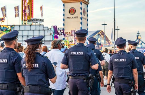 Münchner Oktoberfest: Mit steigendem Alkoholpegel nehmen auch die Angriffe auf Polizeibeamte zu (Symbolfoto). Foto: IMAGO/Wolfgang Maria Weber/IMAGO