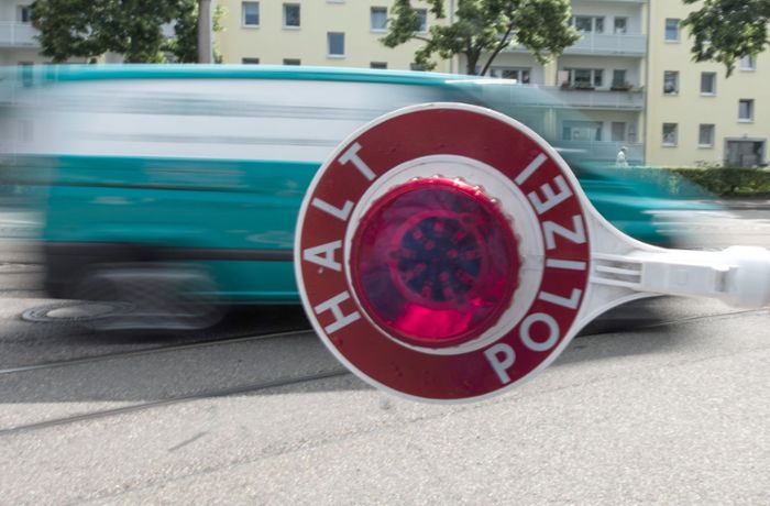 Verkehrskontrolle in Stuttgart-Mitte: Zu Fuß vor Kontrolle geflüchtet und Autofahrer gefährdet