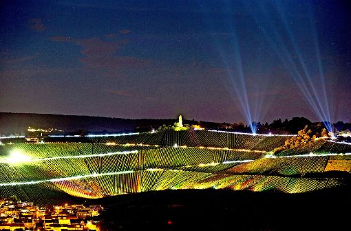 Die Weinberge in Weinstadt sind in der Nacht auf Sonntag hell erleuchtet. Foto: Michael Steinert