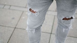 Eine Mode, die leider nie vorübergeht: Eine destroyed Jeans in der Königstraße. Foto: Lichtgut/Verena Ecker