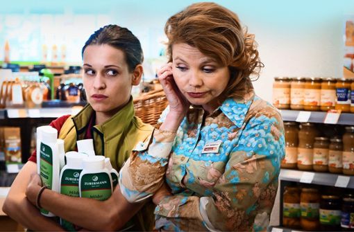 Zoff im Drogeriemarkt: Annette Frier (rechts) mit Kristin Suckow in „Frau Mutter Tier“ Foto: Verleih