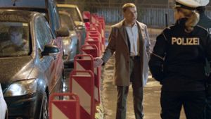 Kommissar Thorsten Lannert (Richy Müller) braucht für die Ermittlung im Stau die Unterstützung der Schutzpolizei –  eine Szene der „Tatort“-Folge „Stau“. Foto: SWR/ARD