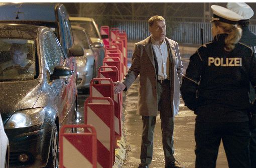 Kommissar Thorsten Lannert (Richy Müller) braucht für die Ermittlung im Stau die Unterstützung der Schutzpolizei –  eine Szene der „Tatort“-Folge „Stau“. Foto: SWR/ARD