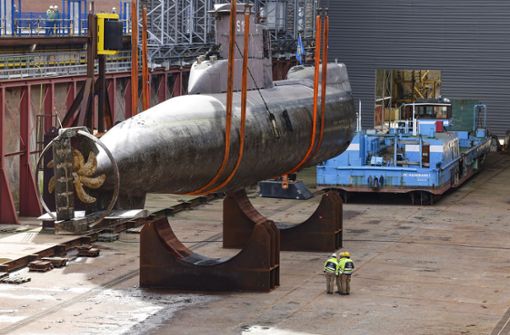 Das Unterseeboot U17 wird auf der Werft von Thyssen Krupp Marine Systems ins Trocken-Dock transportiert. Foto: dpa/Frank Molter