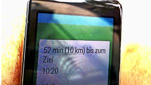 Die Smartwatch kann bei der Navigation beim Pedelec-Fahren hilfreich sein. Foto: Jürgen Brand