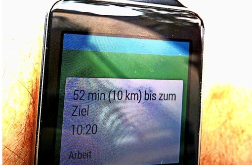 Die Smartwatch kann bei der Navigation beim Pedelec-Fahren hilfreich sein. Foto: Jürgen Brand