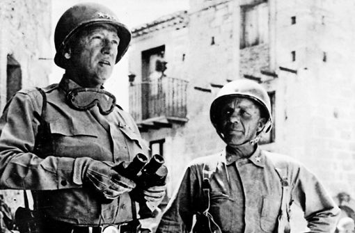 General George S. Patton (li.) und Brigadegeneral Theodor Roosevelt jr.  nach der Landung der Alliierten  im Juli 1943 auf Sizilien Foto: dpa