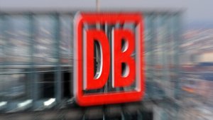 Die Deutsche Bahn hat im vergangenen Jahr wieder einen Rekordgewinn erzielt. Höhere Einnahmen im Fernverkehr und aus dem Schienennetz ließen den Gewinn auf 1,3 Milliarden Euro steigen. Foto: dpa