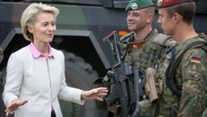 So nicht mehr: Verteidigungsministerin Ursula von der Leyen (links) hat entschieden, dass die  Bundeswehr das Sturmgewehr G36 – der Soldat in der Mitte trägt eines – nicht mehr verwenden wird. Foto: dpa