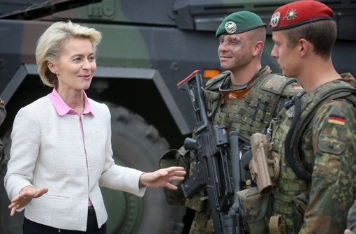 So nicht mehr: Verteidigungsministerin Ursula von der Leyen (links) hat entschieden, dass die  Bundeswehr das Sturmgewehr G36 – der Soldat in der Mitte trägt eines – nicht mehr verwenden wird. Foto: dpa