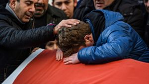 Trauer um eines der Opfer im Istanbuler Nachtklub Foto: AFP