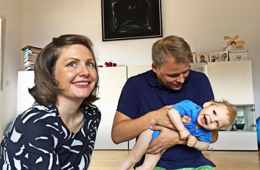 Es gibt die guten und die schlechten Stunden: Julia und Ville Matilainen wissen, dass ihr schwerstbehinderter Sohn Linus laut Statistik nicht sehr lange zu leben hat. Foto: Keck