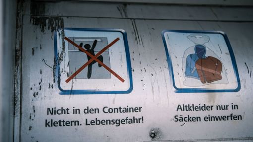 Die Betreiber von Sammelcontainern versuchen das Unfallrisiko zu minimieren - etwa mit Hinweisschildern, die auf „Lebensgefahr“ hinweisen. Foto: Imago/Michael Gstettenbauer
