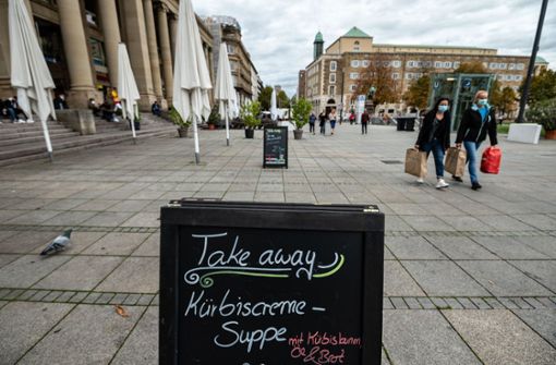 Seit Montag müssen Gastronomen wie hier auf dem Stuttgarter Schlossplatz wieder schließen. Nur Speisen zum Mitnehmen sind noch erlaubt. Foto: Lichtgut/Leif Piechowski