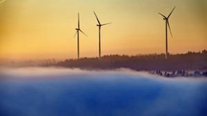 Landschaften mit Windrädern können romantische Ansichten liefern –  das beweist dieses Bild, das  unser   Fotograf  von den drei Windrädern bei Winterbach gemacht hat Foto: Gottfried Stoppell