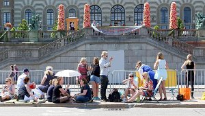 Am Stockholmer Schloss harren Hunderte seit dem Morgen in der Sonne aus. Im entscheidenden Moment wollen sie den besten Blick haben. Foto: Getty Images