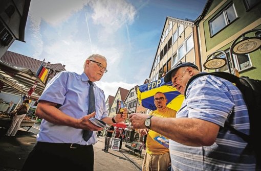 Ausnahmsweise hemdsärmelig: Matthias Werwigk beim Straßenwahlkampf in Bad Cannstatt. Foto: Leif Piechowski