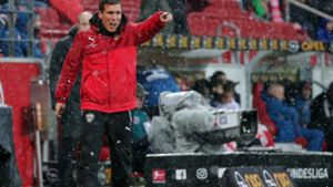 VfB-Trainer Hannes Wolf im Regen von Mainz:   Unterstützung von den Club-Bossen? Foto: Baumann