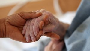 Eine neue Regelung der Landesregierung soll es ermöglichen, den dringenden Bedarf an Alten- und Krankenpflegern zu decken. Foto: dpa