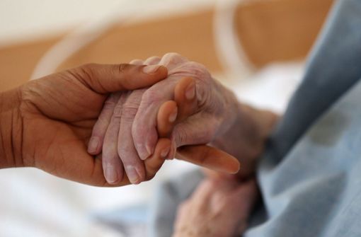 Eine neue Regelung der Landesregierung soll es ermöglichen, den dringenden Bedarf an Alten- und Krankenpflegern zu decken. Foto: dpa