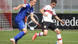 Ömer Beyaz im Zweikampf gegen Jannik Müller vom SV Darmstadt 98. Foto: Baumann