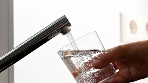 Die Gebühr für den Trinkwasserverbrauch steigt deutlich. Foto: picture alliance/dpa/Bernd Weißbrod