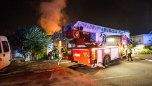 Bei dem Brand in Waiblingen schlugen Flammen in den Nachthimmel. Foto: 7aktuell.de/Simon Adomat