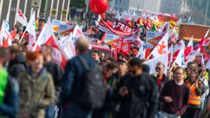 In Berlin gingen rund 8000 Menschen zum 1. Mai auf die Straße. Foto: dpa