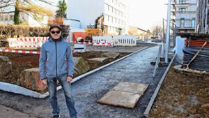 Anwohner Christian Winter hat Zweifel daran, dass dieser Gehweg an der  Sigmaringer Straße breit genug für Passanten und Radler ist. Foto: Caroline Holowiecki