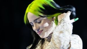 Billie Eilish, hier während einer Grammy-Performance, steht nun auch bei Fortnite auf der digitalen Bühne. Foto: ddp images/Los Angeles Times/Polaris