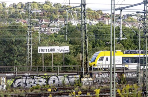 Willkommen in „Stuttyard“ – Unbekannte haben ein Schild am Stuttgarter Hauptbahnhof übermalt. Foto: imago images/Arnulf Hettrich
