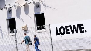 Der angeschlagene TV-Gerätehersteller Loewe wird großteils an eine Gruppe deutscher Investoren verkauft. Foto: dpa