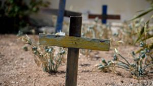 Ein Holzkreuz auf Lampedusa erinnert an die Menschen, die bei ihrer Flucht über das Mittelmeer ertrunken sind. Die EU sucht nach neuen Regeln, um die illegale Migration einzudämmen. Foto: AFP/TIZIANA FABI
