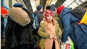 Ein Foto aus dem März 2022: Ein kleines Mädchen ist mit Angehörigen und vielen anderen  Menschen auf dem Bahnhof Lwiw angekommen. Sie sind auf der Flucht. Foto: /imago/Bryan Smith