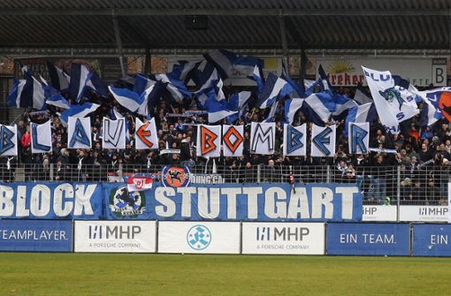 Fahnen schwenken für die Kickers: 6300 Zuschauer waren beim Oberliga-Spiel gegen Reutlingen dabei. Foto: Pressefoto Baumann
