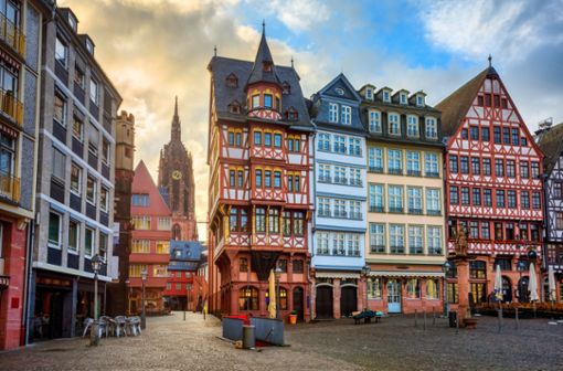 Wer Frankfurt am Main nicht kennt, denkt im ersten Moment vielleicht an die moderne Skyline. Doch der historische Stadtkern der Großstadt besticht durch malerische Fachwerkhäuser.