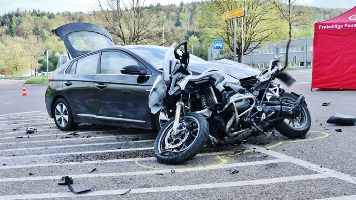 Motorradfahrer bei Kollision mit Auto tödlich verletzt
