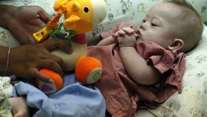 Wurde er von seinen Eltern verstoßen, weil er nicht gesund ist? Baby Gammy wurde in Thailand von einer Leihmutter zur Welt gebracht. Foto: dpa