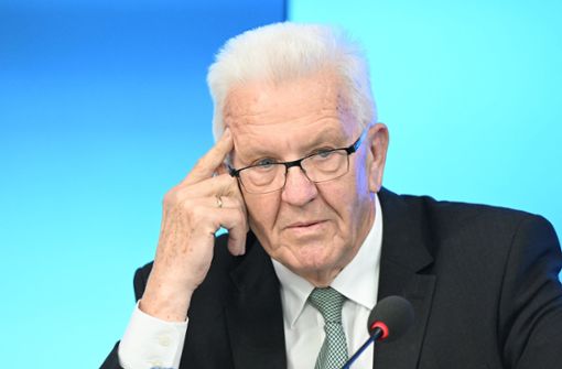 Ministerpräsident Winfried Kretschmann erklärte sich nach dem Gasgipfel vor Journalisten. (Archivbild) Foto: dpa/Bernd Weißbrod