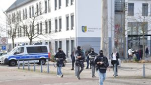Einsatzkräfte der Polizei am Tatort. Foto: dpa/René Priebe