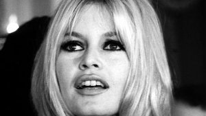 Ihre Zahnlücke wurde zu ihrem Markenzeichen, genau wie ihre erotische Ausstrahlung: Brigitte Bardot ist bis heute der Inbegriff der französischen Diva. Jetzt wird sie 80. Foto: dpa