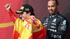 Carlos Sainz feiert seinen ersten Sieg – und Lewis Hamilton guckt zu. Foto: AFP/JUSTIN TALLIS