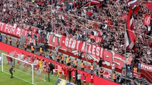 Die Düsseldorfer Mannschaft feiert mit ihren Fans: Die Fortuna kann mit Zuversicht ins Relegationsspiel gegen den VfL Bochum gehen. Foto: Roland Weihrauch/dpa