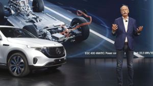 Dieter Zetsche stellte auf dem Pariser Autosalon den neuen Mercedes EQC vor. Foto: AP