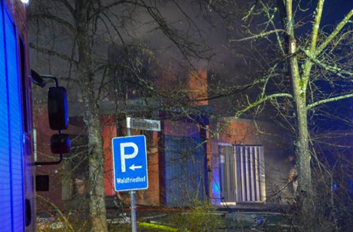 Beim Brand eines Krematoriums an einem Friedhof in Schwäbisch Hall ist in der Nacht zu Donnerstag ein hoher Schaden entstanden. Foto: SDMG