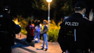 Polizeibeamte beim nächtlichen Dienst am Eckensee. Foto: Lichtgut/Max Kovalenko
