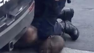 „Ich kann nicht atmen“: Quälende 8 Minuten und 46 Sekunden kniet Polizist Derek Chauvin auf dem Hals von George Floyd. Eine Stunde später ist  Floyd tot. Foto: AP/Darnella Frazier