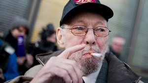 Raucher Friedhelm Adolfs (75) muss seine Wohnung nach 40 Jahren räumen. Foto: dpa