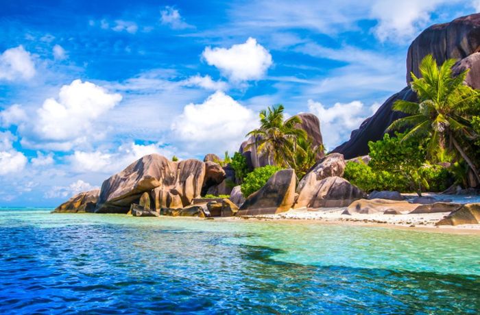 Auf den über 100 Inseln der Seychellen herrscht ganzjährig gutes Wetter für einen Badeurlaub.