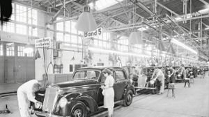 Das Auto muss glänzen: Mitarbeiter im Werk Sindelfingen polieren am Band 5 einen Mercedes 220. Das Bild stammt aus dem Jahr 1951 Foto: Mercedes-Benz Classic Media